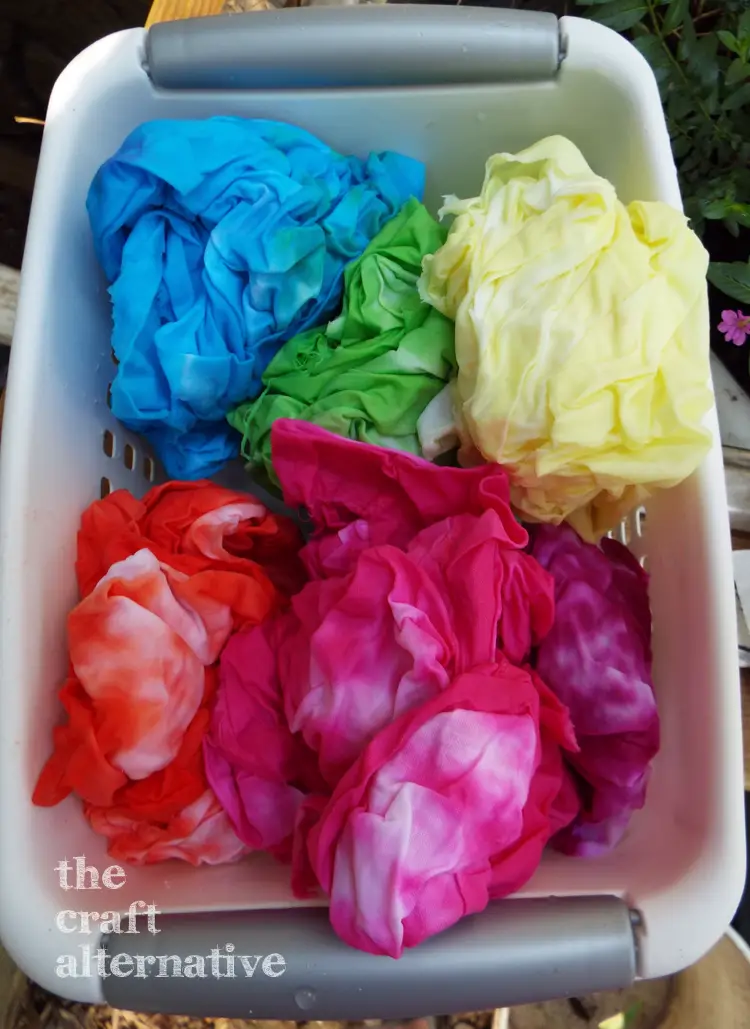 How to Tie Dye Fabric for a Quilt dyed fabric ready to dry