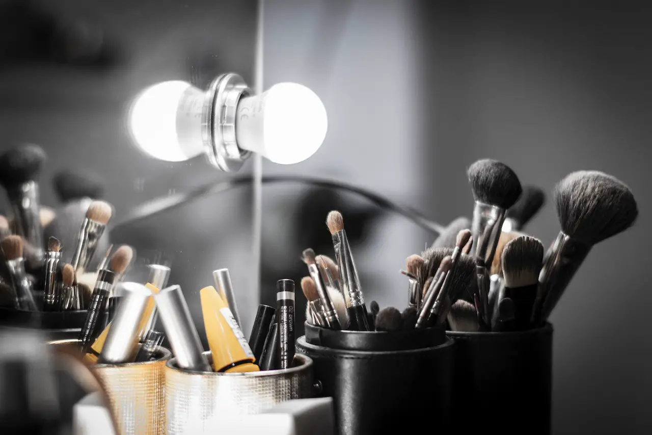 DIY makeup vanity ideas brushes in organizers